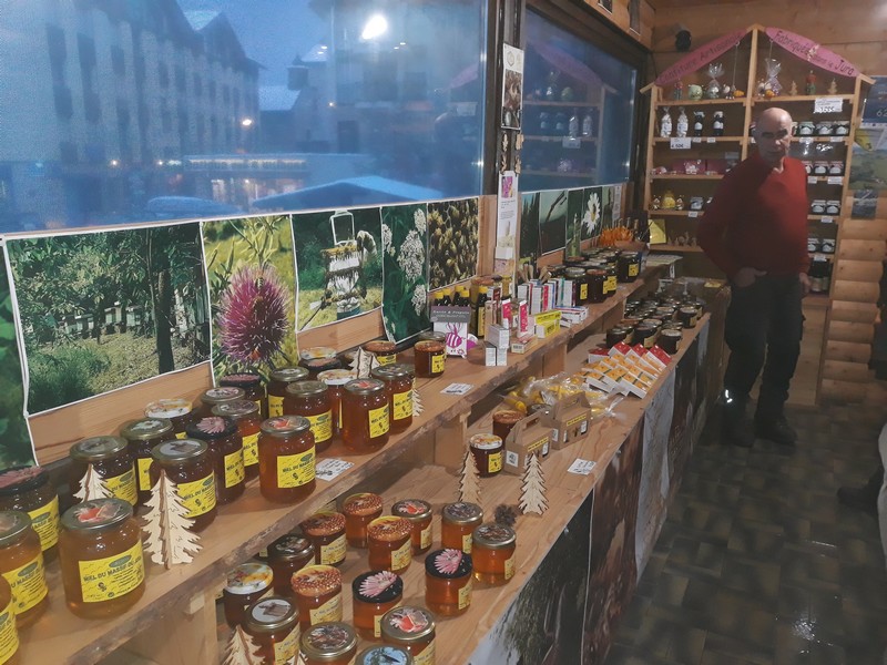 Le rayon du magasin des Rousses : Miels, propolis, gelée royale, confiture