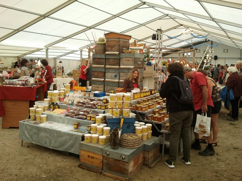 Le marché des Fourgs. Haut lieu de la gastronomie à la frontière suisse.