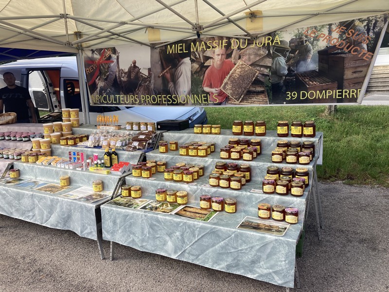 Notre stand sur le marché des Rousses le vendredi matin.